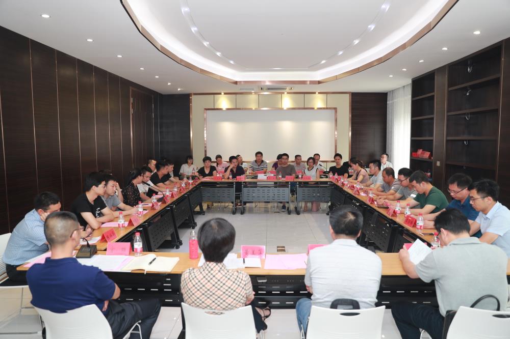 由（縣委常委、政法委書記）官雄主持、黃美萍（縣委書記）蘇建旗（縣長）參加“村企結對、真情幫扶”簽約授牌儀式、