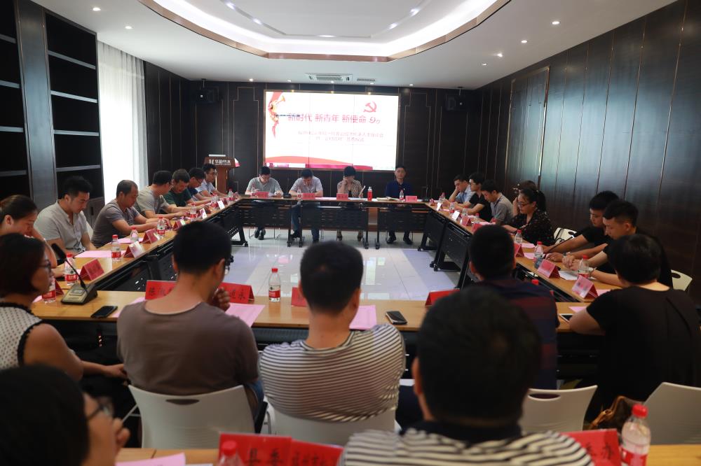 由（縣委常委、政法委書記）官雄主持、黃美萍（縣委書記）蘇建旗（縣長）參加“村企結對、真情幫扶”簽約授牌儀式、