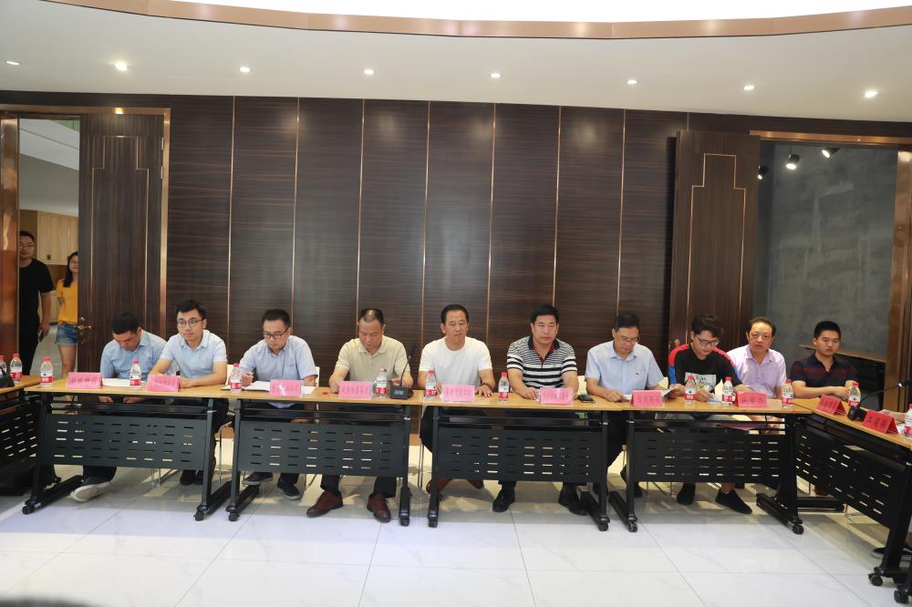 由（縣委常委、政法委書記）官雄主持、黃美萍（縣委書記）蘇建旗（縣長）參加“村企結對、真情幫扶”簽約授牌儀式、